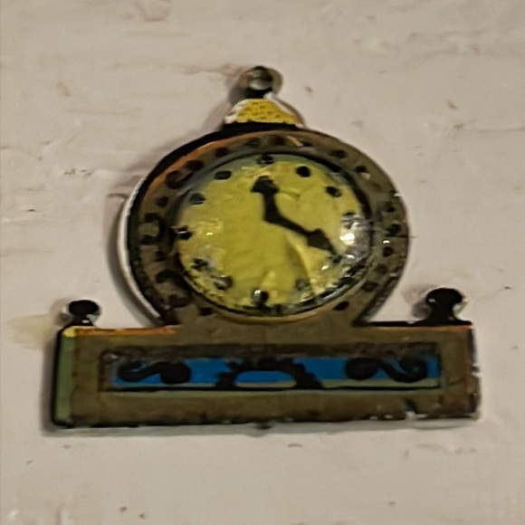 0.75” gold tone clock shaped & face charm pendant with jump hoop - Picture 2 of 12